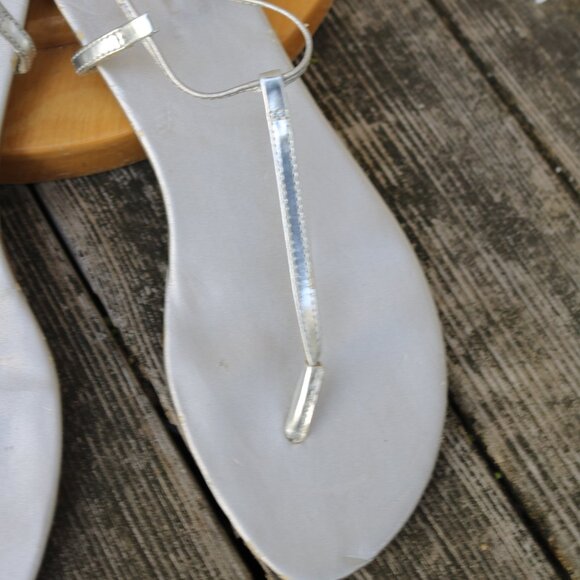 GAP Silver Vegan Faux Leather Strappy Tie Up Wrap Thong Flat Sandals Sz 9 - Picture 5 of 7